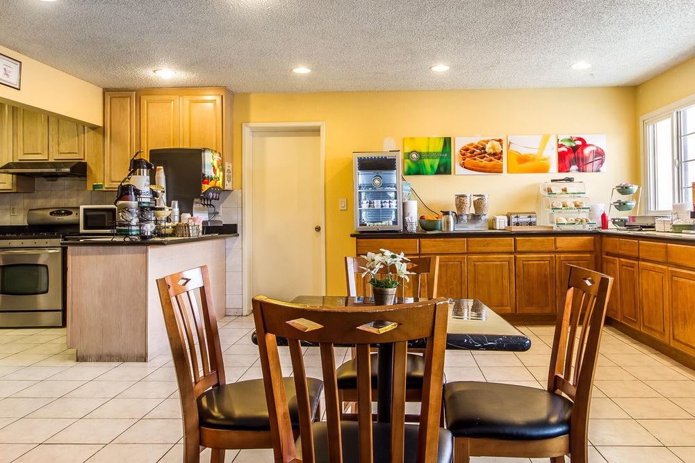 Rodeway Inn 3*